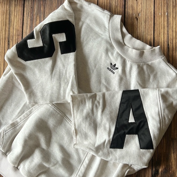 Adidas Gray Crop Sleeve Sweatshirt with Black Logo on Upper Back CS - Picture 2 of 9